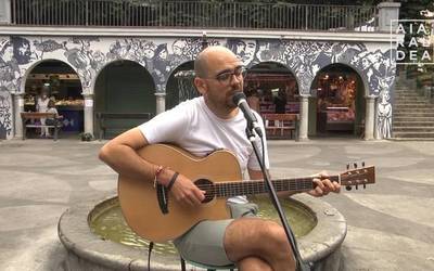 Musika sorkuntza eta konfinamendua izan ditugu mintzagai Xabi Basterrarekin