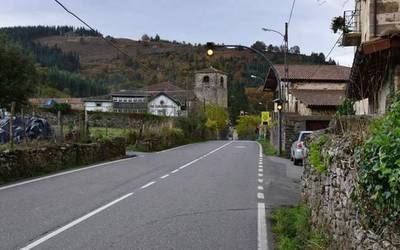 Motor gidari bat zauritu da Baranbion, auto batekin talka egin ostean