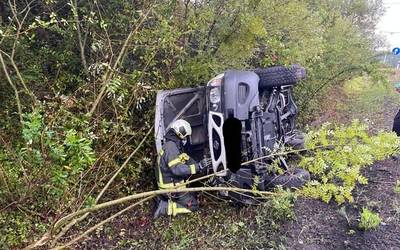 Auto gidaria askatu dute suhiltzaileek, ibilgailuan harrapatuta geratu baita istripu baten ondorioz