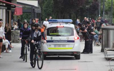 Udaltzaingoak eta Ertzaintzak operatibo bereziarekin jarraitzen dute asteburuetan, osasun-neurriak behar bezala betetzen direla kontrolatzeko