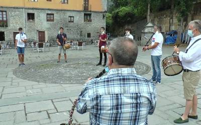 Txistulariek eta Musika bandak kalejira egin dute Azkoitian