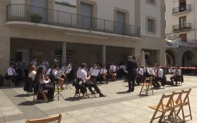 Milagroko bandak Andramaixei keinua egin die