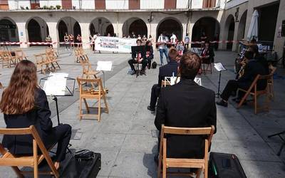 Milagroko bandak emanaldi sinbolikoa egin du eta sortzaileek euren eskubideak aldarrikatu dituzte