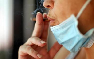 Nafarroako zahar etxeetan, gaueko aisialdian eta karrikan tabakoa erre edota edaten dutenentzako murrizketek gaur hartuko dute indarra