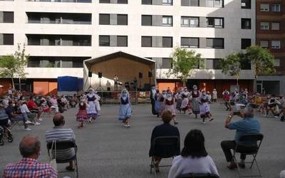 Itxarkundiaren emanaldia: musukoak soinean, hankak airean