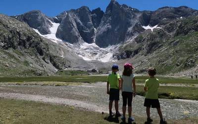 Familia giroan ibilian egiteko Pirinioetako 14 txango, Ivan Rotaetxeren eskutik