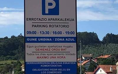 Txandakako aparkaleku-sistema kentzeko eskatu dio Plentziako Udalari HerriBera merkatari-elkarteak