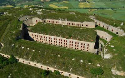 Ezkabako ihesaldia gogorarazteko mendi irteera