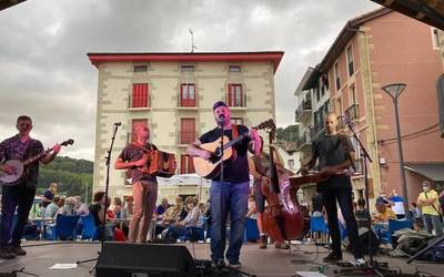 Howdy Bluegrass taldeak giro ederra jarri zuen atzo iluntzean Orion