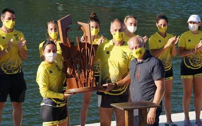 Antxon Mendizabalek eskultura egin die Orio AEko emakumezkoei, lortutako garaipenen sari modura