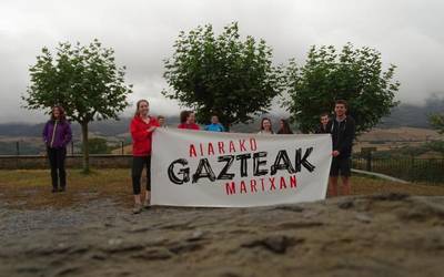 Aiarako hainbat gazte batu ziren atzo naturaz gozatzeko eta hausnartzeko