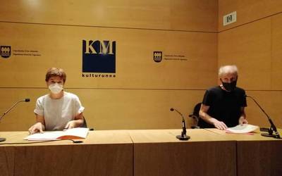 Euskal Herri osoko 350 kazetari baino gehiagok euskaraz eginen duen Jaurlaritza bat eskatu dute