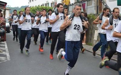 Saran, Kontrabandisten Egunaren karietara, goizean ekoizleen merkatua eta arratsaldean lasterketa