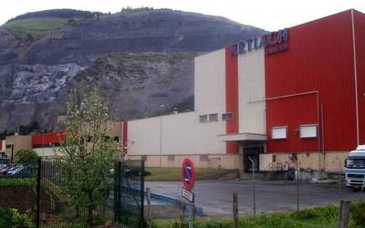 Artiach enpresako lantegian koronabirus positibo bat jazo da eta langileek salatu dute ez direla PCR probak egin