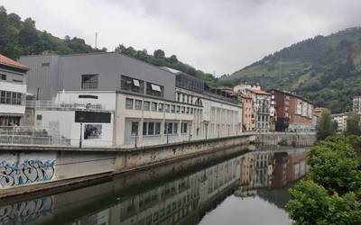 Kiroldegia zabalik, bihar liburutegia