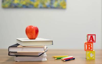 Goizeko zaintza zerbitzua eta ingeleseko zein robotikako eskolaz kanpoko jarduerak bertan behera, oraingoz