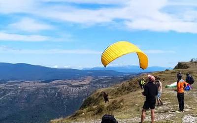 Urduñako parapente eskola, piloto berriak aireratzen