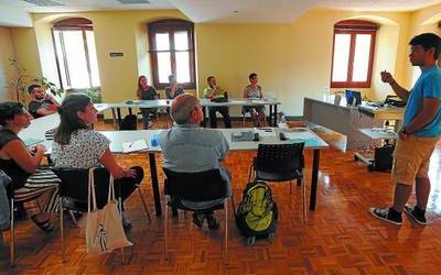 Udako Euskal Unibertsitateko ikastaroak doan edo erdi prezioan egiteko aukera