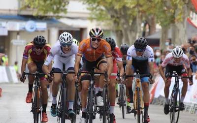 Irabazlea zehazteko esprintean sartu dira Aimar Erostarbe eta Unai Cueva