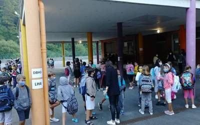 Ikasleak Zaragueta Herri Eskolara itzuli dira, sei hilabete eta gero