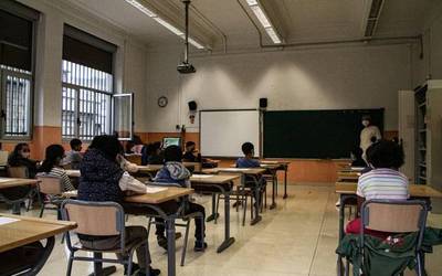 Eskolara itzuli dira 14 urtetik beherako ikasleak, sei hilabeteren ostean