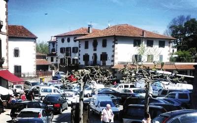 Auto pilaketei buruz solas egiteko ortziralean egitekoa zuten bilera gibeleratu egin dute Zugarramurdin