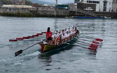 [ARGAZKIAK] Zumaiako arraunlariak, hutsik zegoen Donostiako moilan