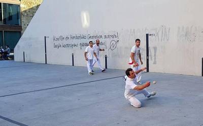 Pala eta esku pilota txapelketetako lehen jardunaldiak jokatu dituzte