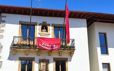 Arraunlariak animatzeko igandean balkoiak gorriz apaintzera deitu dituzte herritarrak