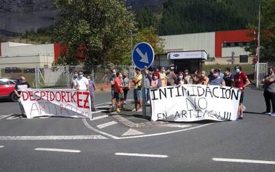 Astelehenean abiatu zituzten protestak Artiachen langile baten kaleratzea salatzeko