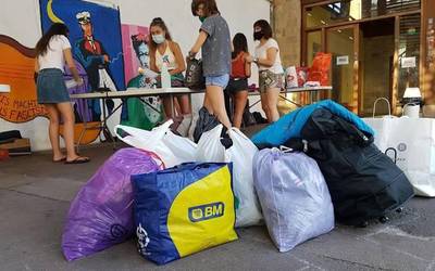 Neguko arropa eta sendagaiak bildu ditu Darahlik errefuxiatuen kanpalekuetarako