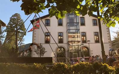 Trapezio gainean eman diote hasiera asteburuari Artziniegan