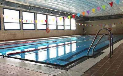 Herritarrak hasi dira igerilekurako txandak hartzen