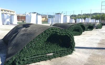 Futbol zelaitik erretiratutako belar artifiziala doan banatuko du udalak