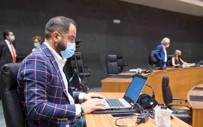 Parlamentuak atzoko istiluak gaitzetsi ditu