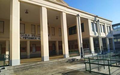 Zaldibarko eskolako zuzendariak negatibo eman du PCR proban
