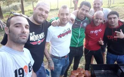 "Punk eta kaskamotz mugimenduaren inguruan irrika sortzea gustatuko litzaiguke"