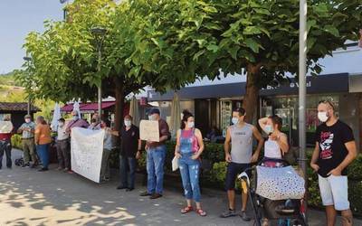 Kutxabankek zerbitzuak murrizten jarraitu du, nahiz eta Artziniegako bulegoa zabalik mantendu