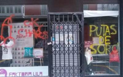 'Pikara Magazine' aldizkariaren egoitzari pintada matxistak egin dizkiote beste behin