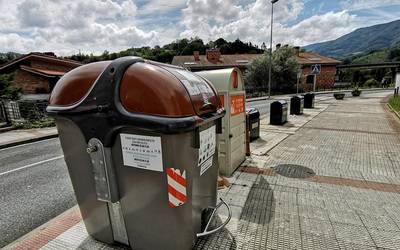 Edukiontzi marroira oker botatako hondakin ez organikoak murriztu nahi dituzte Debabarrenean