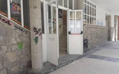 Institutuko guraso elkarteak konfinatutako irakasleen ordezkoak eskatu ditu