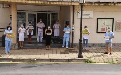 Osasun sistema publikoaren egoera salatu dute Osakidetzako atarietan