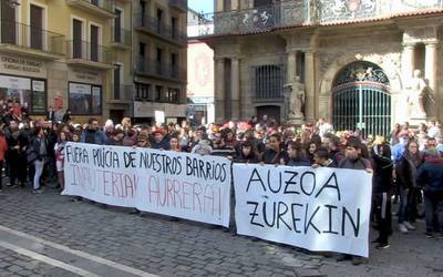 AZ Ekimenak elkartasuna adierazi die Iruñeko inauterien harira deklatzera deitutako gazteei