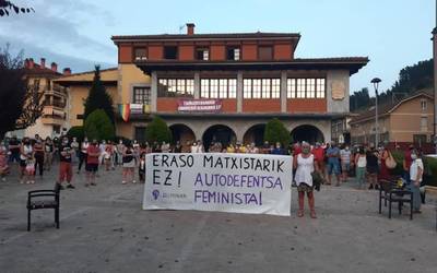 Elkarretaratzea egin dute Zaldibarren azken eraso matxista salatzeko