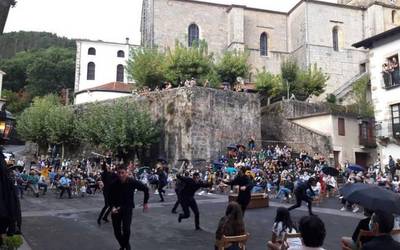 Tio Teronen Semeek ‘Festamentua’ ikusgarri umoretsua eman dute Berako Herriko Etxeko Plazan