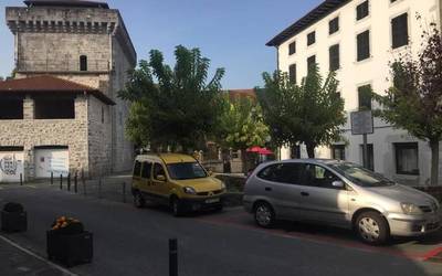 Gehienez hamar minutu gelditzeko aparkalekuak margotu dituzte Lesakako herrigunean