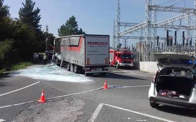 Kamioi batek beira karga galdu du Guardian enpresaren irteeran