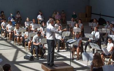 Boluko pilotalekua beteta, Bergarako Musika Bandaren musikaz gozatzeko