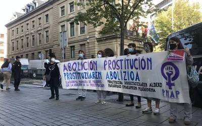 Prostituzioaren abolizoa eskatu dute gobernu ordezkaritzaren aurrean