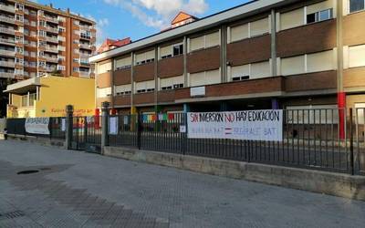 Protesta artean hasi dute ikasturtea Angel Ganiveten